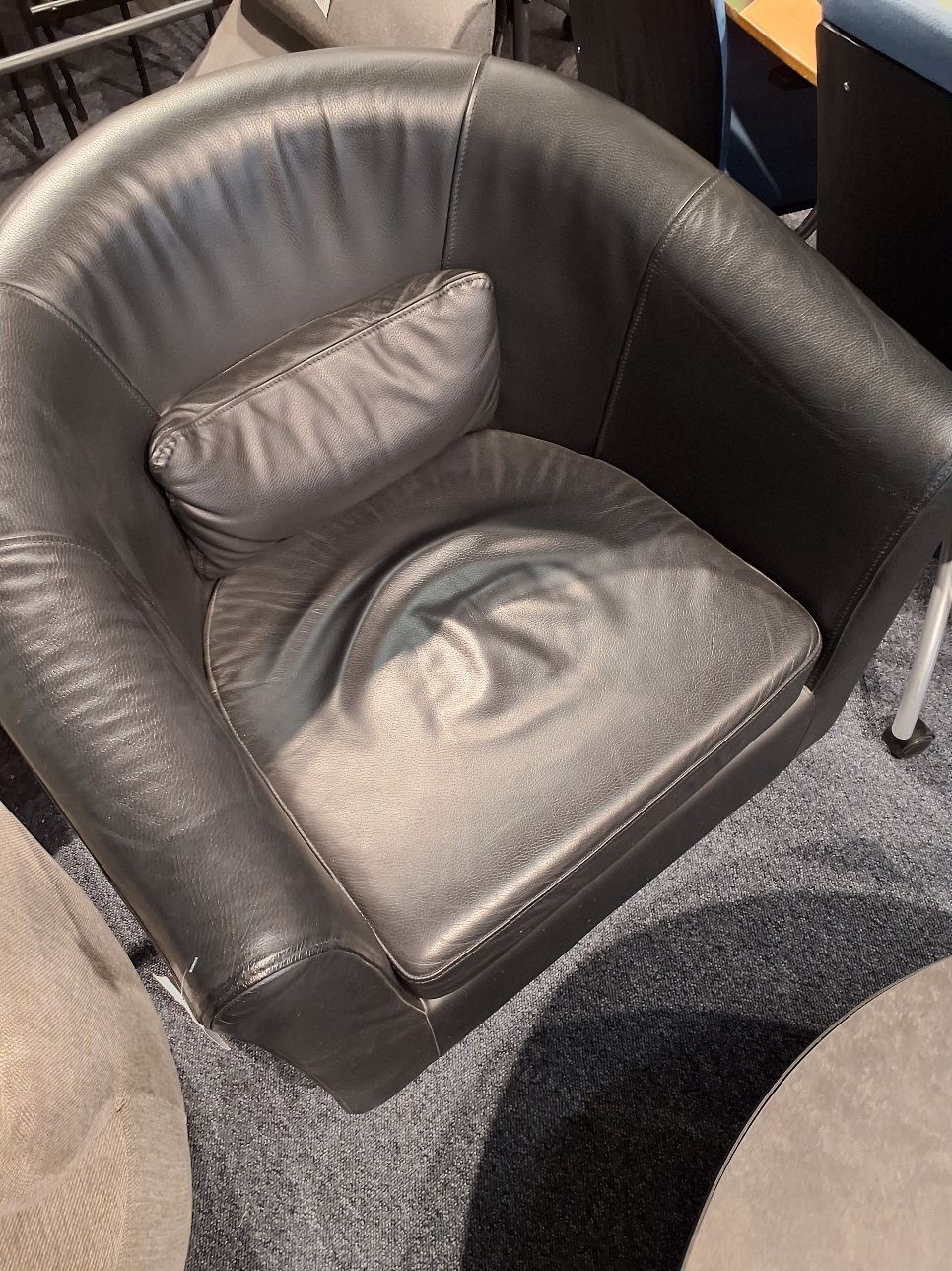 Rund stol i sort læder